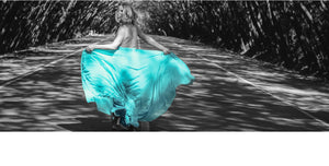 Modelo en entorno urbano vestida con falda y camisa, foto representativa sección faldas en pagina web.a